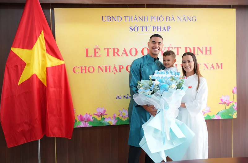 do-phi-long-buc-tuong-thep-moi-cua-bong-da-viet-nam-chinh-thuc-ra-doi